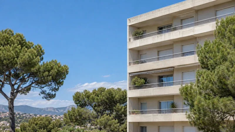 Façade d'un immeuble collectif provençal des années 1970